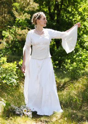Robe de mariage blanche avec corsage, manches fendues et jupe longue, portée en extérieur pour cérémonie, reconstitution, GN ou LARP