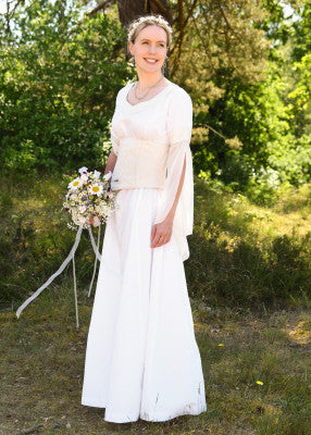 Robe blanche de cérémonie avec bouquet, corsage ajusté et manches fendues, adaptée au mariage, à la reconstitution, au GN ou au LARP