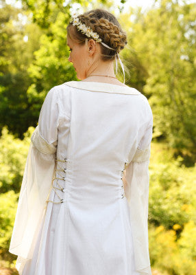 Détail dos de la robe blanche Fine avec corsage lacé sur les côtés, manches fendues et finitions sobres pour reconstitution, GN ou LARP