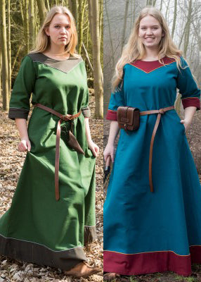 Robe Gesine en coton canvas présentée en deux coloris, vert et bleu pétrole, pour reconstitution historique, GN et LARP