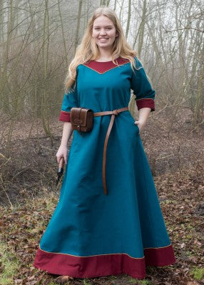 Robe Gesine bleu pétrole en coton canvas portée avec ceinture, montrant les finitions contrastées et la coupe ample