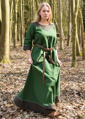 Robe Gesine verte en coton canvas portée avec ceinture, montrant la coupe ample et les finitions contrastées
