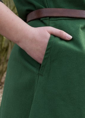 Détail de l’encolure contrastée avec passepoil rembourré sur la robe Gesine verte