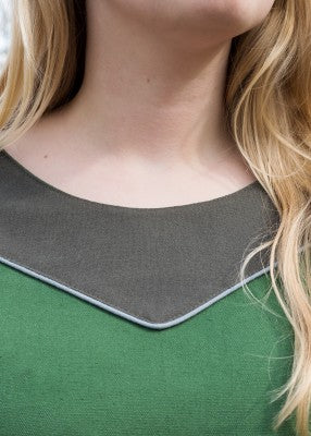 Robe Gesine verte en coton canvas portée en extérieur, montrant la coupe ample et l’ourlet contrasté