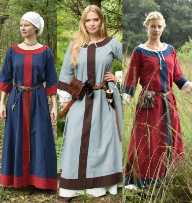 Robe Gudrun présentée en trois coloris bleu/rouge, bleu-gris/brun et rouge/bleu pour reconstitution historique, GN et LARP