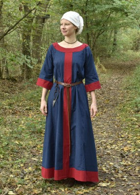 Robe Gudrun bleu et rouge portée avec ceinture en forêt pour reconstitution historique, GN et LARP