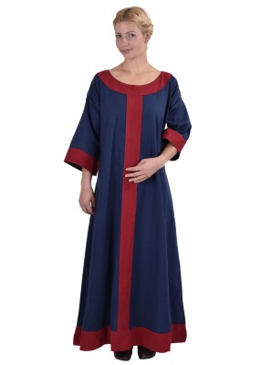 Robe Gudrun bleu et rouge de face sur fond clair pour reconstitution historique, GN et LARP