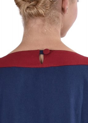 Détail de la fermeture au dos de la robe Gudrun bleu et rouge avec bouton recouvert