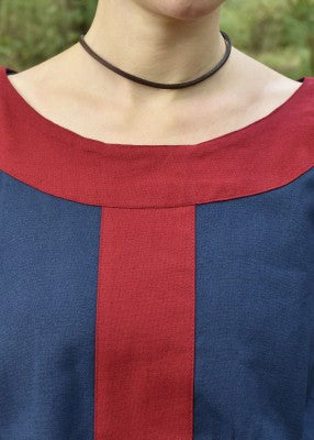 Détail de l’encolure contrastée de la robe Gudrun bleu et rouge pour reconstitution historique, GN et LARP