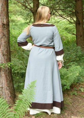 Vue arrière de la robe Gudrun bleu-gris et brun portée avec ceinture pour reconstitution historique, GN et LARP