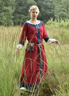 Robe Gudrun rouge et bleu portée avec ceinture en extérieur pour reconstitution historique, GN et LARP