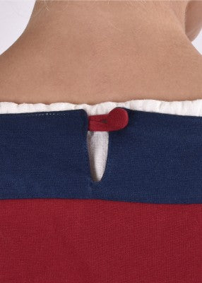 Détail de la fermeture au dos de la robe Gudrun rouge et bleu avec bouton recouvert