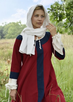 Robe Gudrun rouge et bleu portée avec coiffe blanche en extérieur pour reconstitution historique, GN et LARP