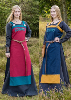 Robe tablier viking Hilja brodée présentée en deux coloris rouge/bleu pétrole et bleu/jaune