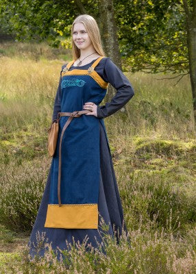 Robe tablier viking Hilja bleu et jaune portée avec ceinture, montrant la coupe ample et les finitions contrastées