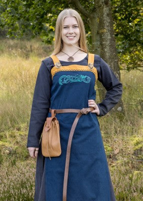 Vue rapprochée de la robe tablier viking Hilja bleu et jaune avec broderie de style Jelling sur la poitrine