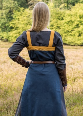 Vue arrière de la robe tablier viking Hilja bleu et jaune avec bretelles contrastées