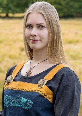 Portrait de la robe tablier viking Hilja bleu et jaune avec broches décoratives et broderie poitrine