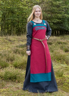 Vue arrière de la robe tablier viking Hilja rouge et bleu pétrole avec bretelles contrastées et fourreau