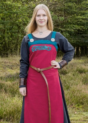 Détail de la bretelle et de la broderie Jelling sur la robe tablier viking Hilja rouge et bleu pétrole