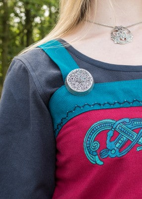 Détail arrière de la robe tablier viking Hilja rouge et bleu pétrole avec ceinture et fourreau