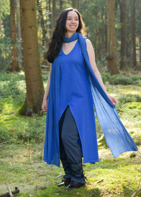 Robe sans manches Ilora avec châle ceinture médiévale, coton bleu bleuet, porté face en forêt, châle, GN LARP