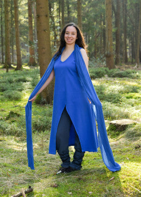 Robe sans manches Ilora avec châle ceinture médiévale, coton bleu bleuet, porté face, châle déployé, GN LARP