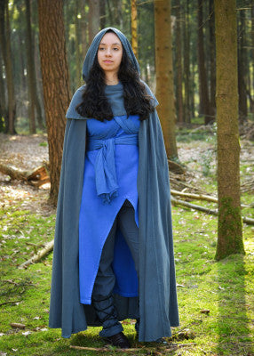 Robe sans manches Ilora avec châle ceinture médiévale, coton bleu bleuet, porté sous cape à capuche, face GN LARP