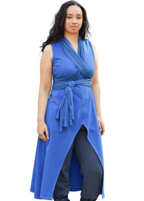 Robe sans manches Ilora avec châle ceinture médiévale , coton bleu bleuet, fond blanc, châle croisé ceinture, GN