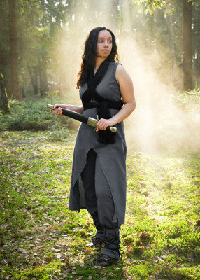 Robe sans manches Ilora avec châle ceinture médiévale, coton gris, porté avec épée, châle noir, combat scénique