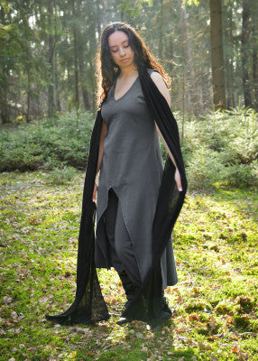 Robe sans manches Ilora avec châle ceinture médiévale, coton gris, porté face en forêt, châle noir long, GN LARP