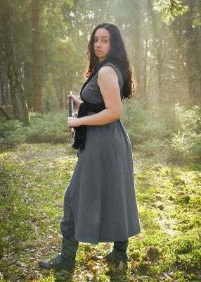 Robe sans manches Ilora avec châle ceinture médiévale , coton gris, porté profil épée, châle noir, combat scénique