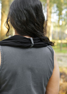Robe sans manches Ilora avec châle ceinture médiévale, coton gris, détail dos, anneau tenant châle noir, GN LARP