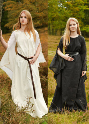 Deux robes médiévales Ingrid en coton, une écru et une noire, portées côte à côte, manches trompettes fendues visibles devant