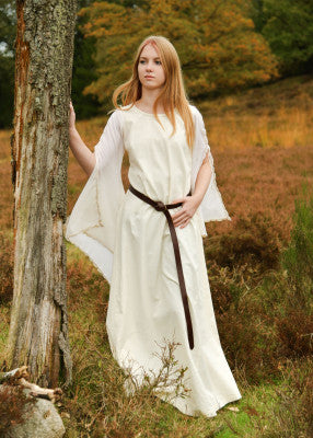 Robe médiévale Ingrid écru en coton portée en extérieur, coupe longue fluide, manches trompettes fendues et ceinture nouée