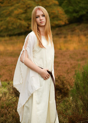 Robe médiévale Ingrid écru portée de face, coton respirant, tombé structuré, manches trompettes fendues en mouvement