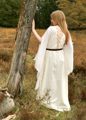 Vue dos de la robe médiévale Ingrid écru en coton, laçage arrière ajustable, manches longues fendues et nouées