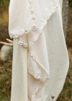 Détail des manches trompettes fendues et nouées de la robe médiévale Ingrid écru, coton léger au tombé fluide