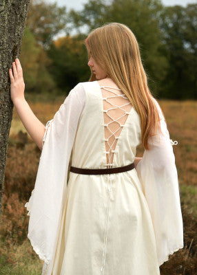 Détail du laçage arrière de la robe médiévale Ingrid écru en coton, ajustement du buste et maintien structuré