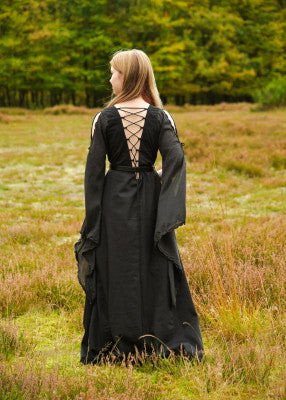 Vue dos de la robe médiévale Ingrid noire en coton, laçage arrière ajustable, silhouette féminine structurée