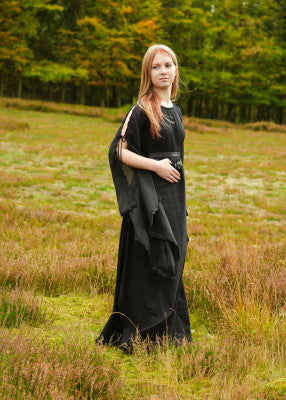 Détail du laçage arrière croisé sur robe médiévale Ingrid noire en coton, ajustement précis du buste