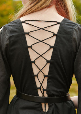 Détail des manches trompettes fendues et nouées de la robe médiévale Ingrid noire, coton léger et fluide