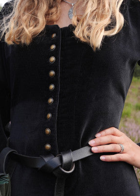 Détail du boutonnage frontal de la robe cotehardie Isabell noire en velours avec boutons métal finition laiton vieilli