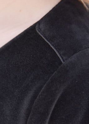 Détail du col et de la texture du velours noir sur la robe cotehardie Isabell