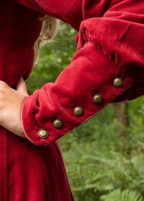 Détail de la manchette boutonnée de la robe cotehardie Isabell rouge en velours avec boutons métal