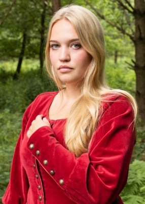Portrait de la robe cotehardie Isabell rouge en velours montrant le haut du vêtement et l’encolure