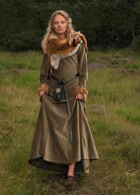 Robe cotehardie Isabell verte en velours portée avec fourrure pour reconstitution historique, GN et LARP