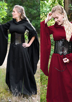 Deux robes médiévales Isra portées, versions noire et rouge bordeaux, capuche ample, manches trompette évasées