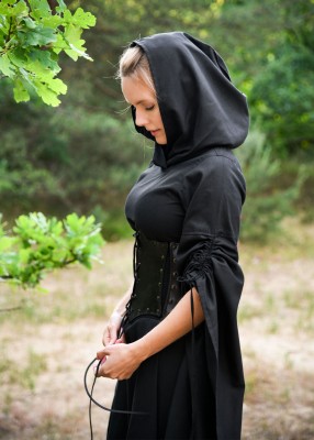 Vue de profil de la robe médiévale Isra noire portée, capuche ample, manches trompette et coton fluide