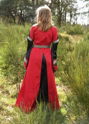 Vue de dos de la robe bliaut Joséphine rouge et noire, avec jupe longue évasée et manches contrastées pour reconstitution